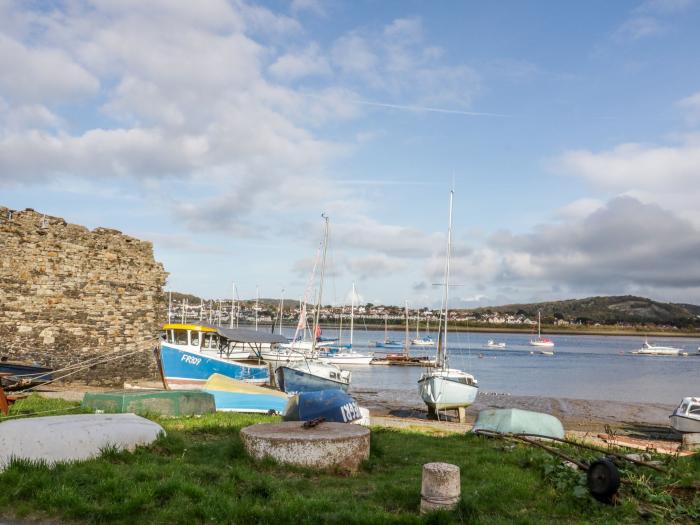 Ty Potiwr, Conwy, North Wales. Two-bedroom home, set near the beach & amenities. Near National Park.