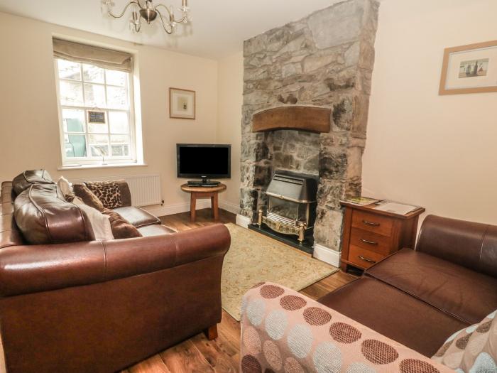 Ty Potiwr, Conwy, North Wales. Two-bedroom home, set near the beach & amenities. Near National Park.