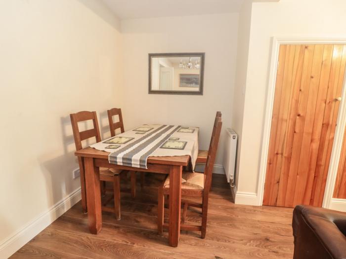 Ty Potiwr, Conwy, North Wales. Two-bedroom home, set near the beach & amenities. Near National Park.