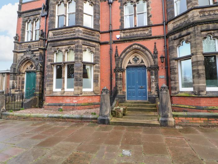 22 Chatsworth Square, Carlisle, Cumbria. Hot tub. Large property. Six bedrooms. Near shop and a pub.