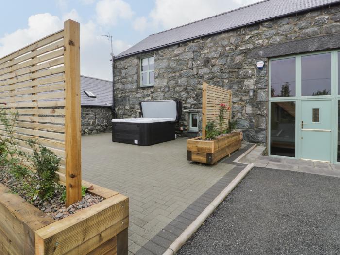 The Barn by Lyons, Tal-Y-Bont, Gwynedd. Barn conversion. Based on a holiday park. On-site facilities