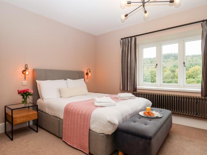 Knowle House, Okehampton, Devon. 5bed. Hot tub. Woodburning stove. Smart TV. Bedroom with en-suites.