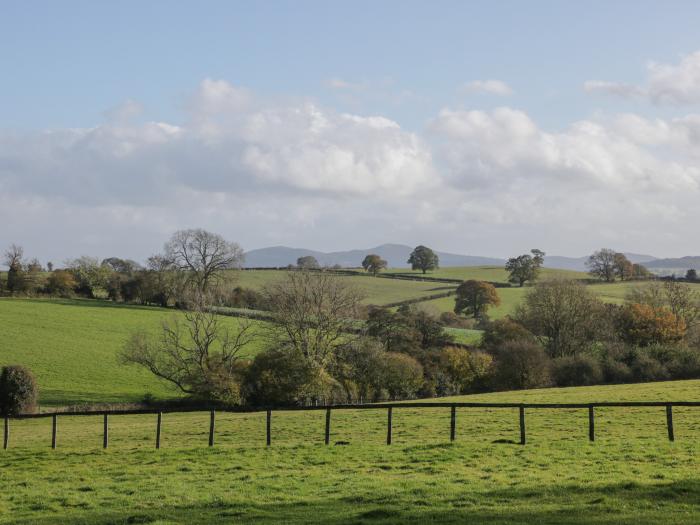 The Cow Shed, Bromyard, Herefordshire. Two-bedroom abode with rural views. Family-friendly. Stylish.