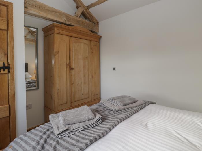 The Cow Shed, Bromyard, Herefordshire. Two-bedroom abode with rural views. Family-friendly. Stylish.