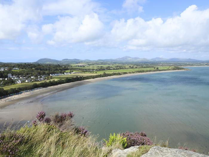 Hafan Bach, in Llanbedrog, Gwynedd, North Wales. Dog-friendly. Close to amenities and a beach. 2bed.