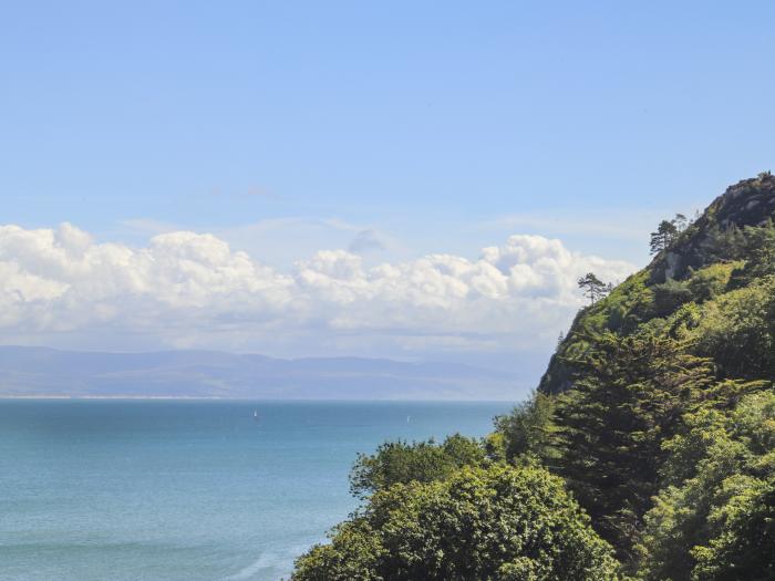 Hafan Bach, in Llanbedrog, Gwynedd, North Wales. Dog-friendly. Close to amenities and a beach. 2bed.