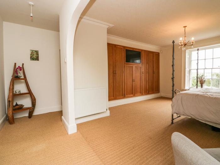 Holmere Bank, nearby Carnforth, Lancashire. Walking location. Eight bedrooms. Pet-friendly. Smart TV