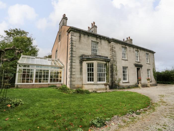 Holmere Bank, nearby Carnforth, Lancashire. Walking location. Eight bedrooms. Pet-friendly. Smart TV