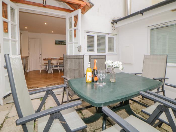 Sun Cottage is in Looe, Cornwall. Three-bedroom cottage near amenities and beach. Woodburning stove.