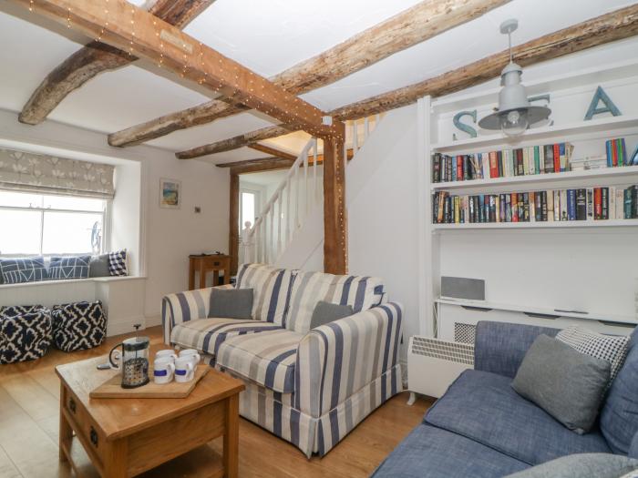 Sun Cottage is in Looe, Cornwall. Three-bedroom cottage near amenities and beach. Woodburning stove.