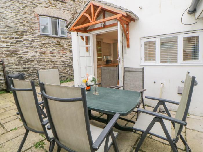 Sun Cottage is in Looe, Cornwall. Three-bedroom cottage near amenities and beach. Woodburning stove.