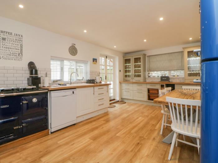 Sun Cottage is in Looe, Cornwall. Three-bedroom cottage near amenities and beach. Woodburning stove.