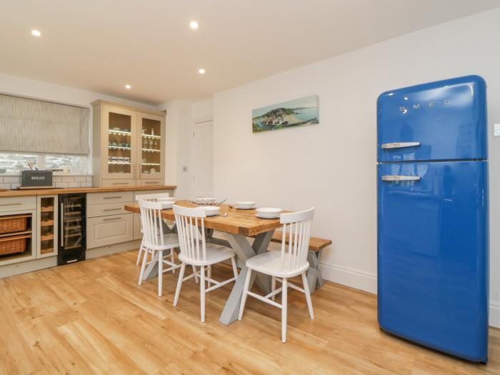 Sun Cottage is in Looe, Cornwall. Three-bedroom cottage near amenities and beach. Woodburning stove.