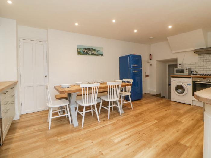 Sun Cottage is in Looe, Cornwall. Three-bedroom cottage near amenities and beach. Woodburning stove.