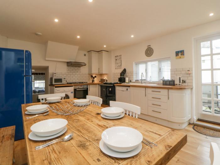 Sun Cottage is in Looe, Cornwall. Three-bedroom cottage near amenities and beach. Woodburning stove.