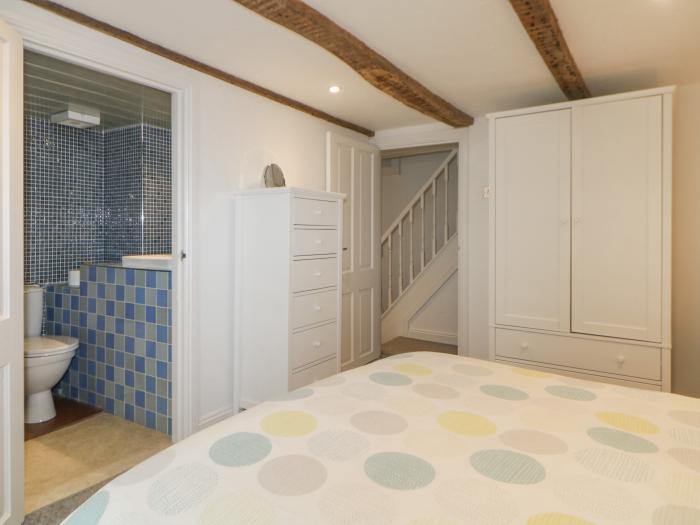 Sun Cottage is in Looe, Cornwall. Three-bedroom cottage near amenities and beach. Woodburning stove.