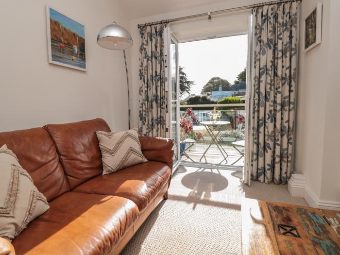 Hamnavoe is in Stoke Fleming, in Devon. Duplex apartment with sea glimpses. Near beach and amenities