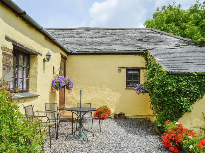 Windbury Cottage, in Hartland, Devon. Close to beach. Pet-friendly. Countryside views. Close to shop