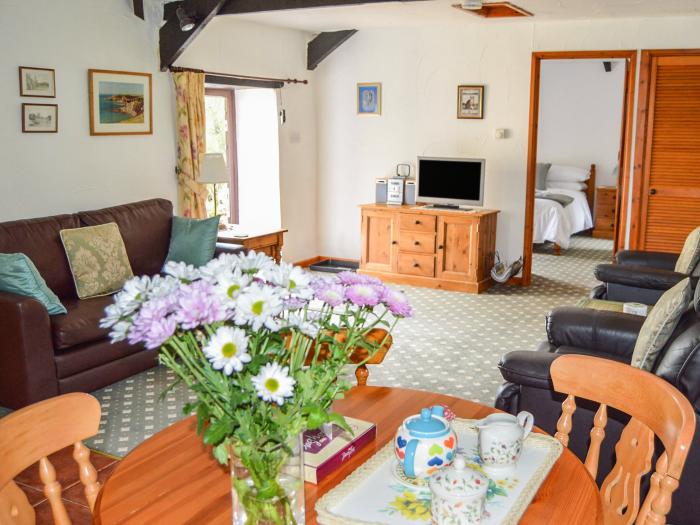 Windbury Cottage, in Hartland, Devon. Close to beach. Pet-friendly. Countryside views. Close to shop