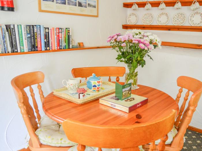 Windbury Cottage, in Hartland, Devon. Close to beach. Pet-friendly. Countryside views. Close to shop