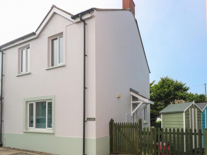 Cwtch Cottage, Broad Haven, Pembrokeshire. Three-bedroom home near amenities and beach. Pet-friendly