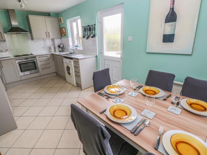 Cwtch Cottage, Broad Haven, Pembrokeshire. Three-bedroom home near amenities and beach. Pet-friendly