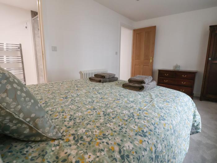 Neptune Cottage, Conwy, Wales. Close to shop. Near a National Park. Near a beach. Bedrooms with TVs.