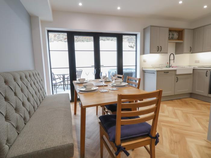 Neptune Cottage, Conwy, Wales. Close to shop. Near a National Park. Near a beach. Bedrooms with TVs.