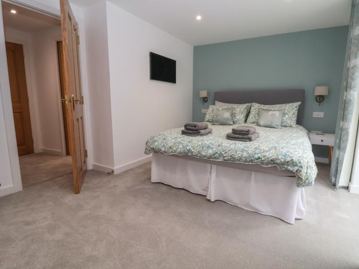 Neptune Cottage, Conwy, Wales. Close to shop. Near a National Park. Near a beach. Bedrooms with TVs.