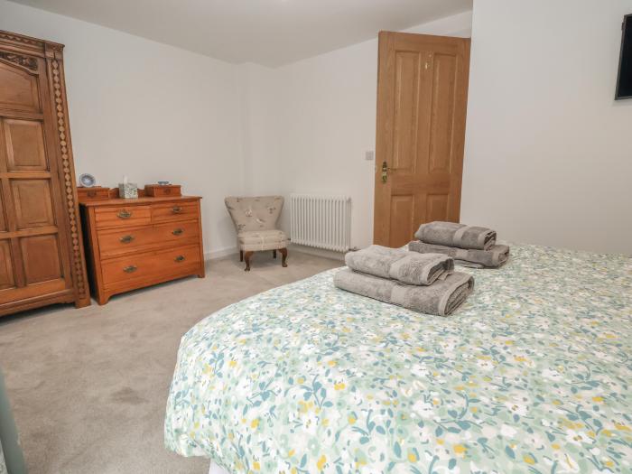 Neptune Cottage, Conwy, Wales. Close to shop. Near a National Park. Near a beach. Bedrooms with TVs.