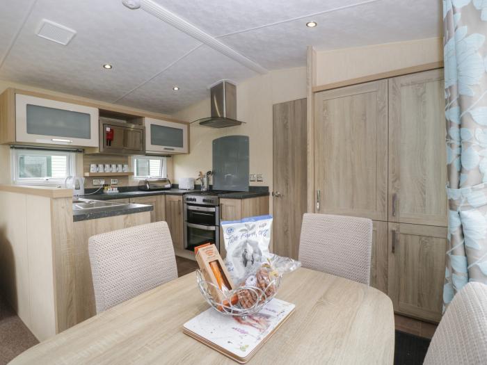 Mallard, Pearl Lake Holiday Park, Shobdon, Herefordshire. Single-storey. 2 bedrooms. Child-friendly.