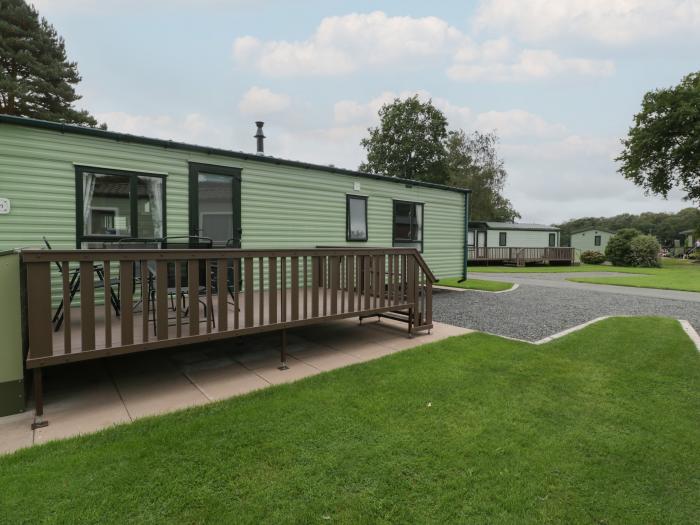 Mallard, Pearl Lake Holiday Park, Shobdon, Herefordshire. Single-storey. 2 bedrooms. Child-friendly.