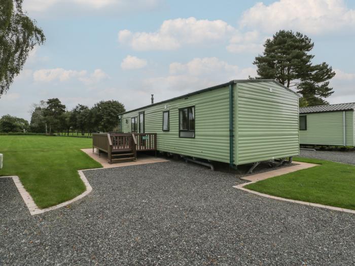 Mallard, Pearl Lake Holiday Park, Shobdon, Herefordshire. Single-storey. 2 bedrooms. Child-friendly.