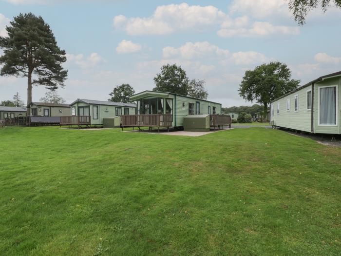 Mallard, Pearl Lake Holiday Park, Shobdon, Herefordshire. Single-storey. 2 bedrooms. Child-friendly.