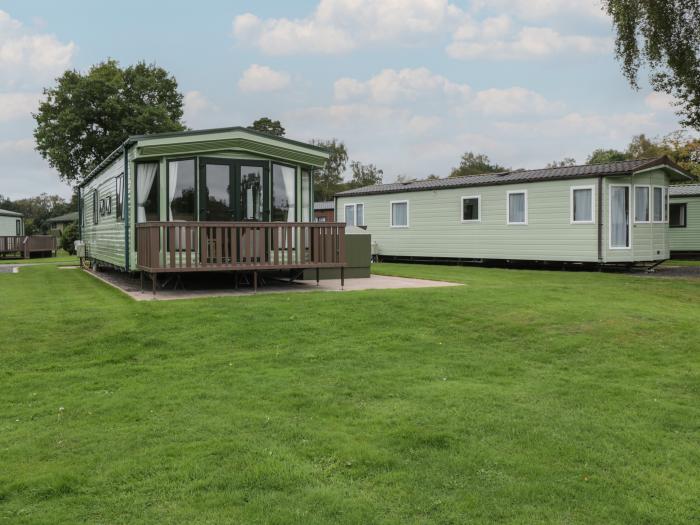 Mallard, Pearl Lake Holiday Park, Shobdon, Herefordshire. Single-storey. 2 bedrooms. Child-friendly.