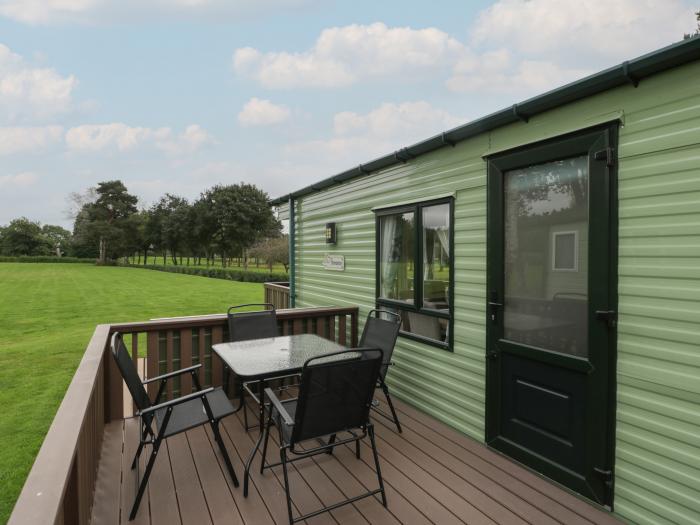 Mallard, Pearl Lake Holiday Park, Shobdon, Herefordshire. Single-storey. 2 bedrooms. Child-friendly.