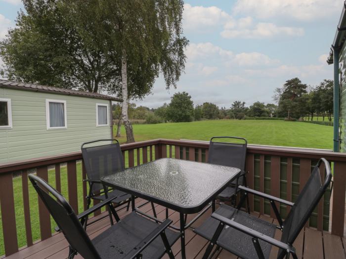 Mallard, Pearl Lake Holiday Park, Shobdon, Herefordshire. Single-storey. 2 bedrooms. Child-friendly.