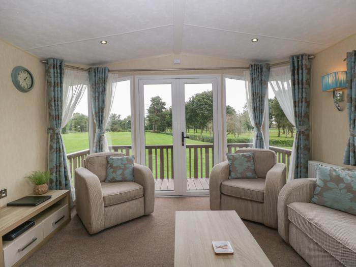 Mallard, Pearl Lake Holiday Park, Shobdon, Herefordshire. Single-storey. 2 bedrooms. Child-friendly.