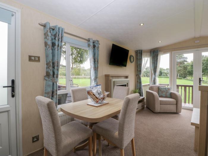 Mallard, Pearl Lake Holiday Park, Shobdon, Herefordshire. Single-storey. 2 bedrooms. Child-friendly.