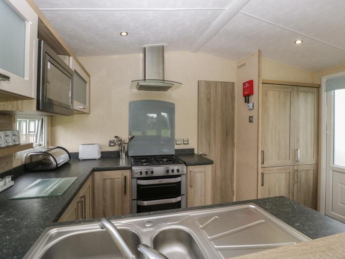 Mallard, Pearl Lake Holiday Park, Shobdon, Herefordshire. Single-storey. 2 bedrooms. Child-friendly.