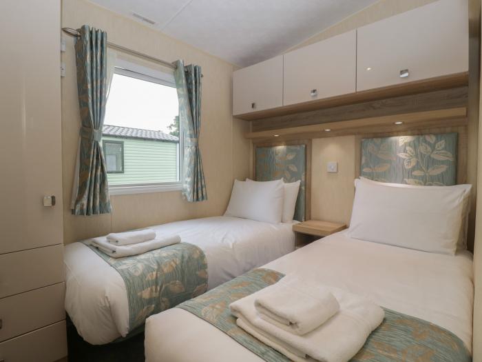 Mallard, Pearl Lake Holiday Park, Shobdon, Herefordshire. Single-storey. 2 bedrooms. Child-friendly.