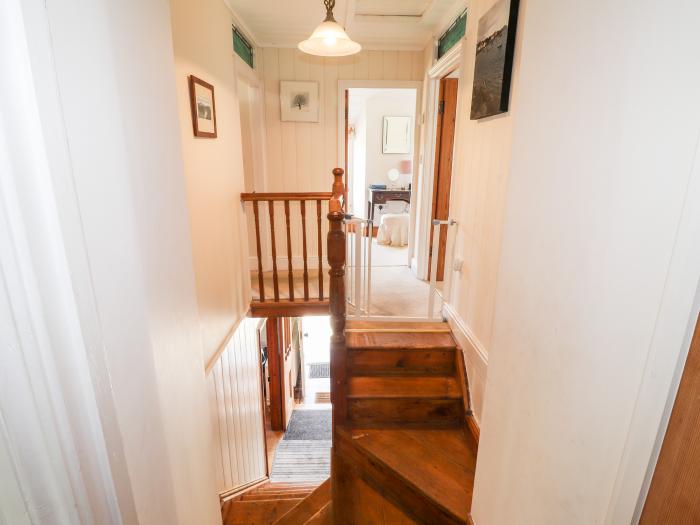 Gartavon, Newport, Pembrokeshire. Pet-friendly. Woodburning stove. Lawned garden. Close to amenities