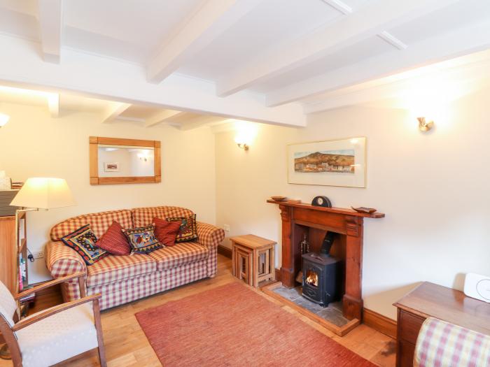 Gartavon, Newport, Pembrokeshire. Pet-friendly. Woodburning stove. Lawned garden. Close to amenities