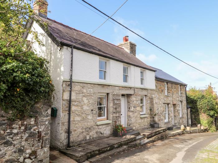 Gartavon, Newport, Pembrokeshire. Pet-friendly. Woodburning stove. Lawned garden. Close to amenities