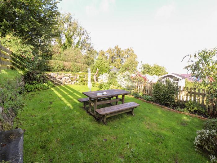 Gartavon, Newport, Pembrokeshire. Pet-friendly. Woodburning stove. Lawned garden. Close to amenities