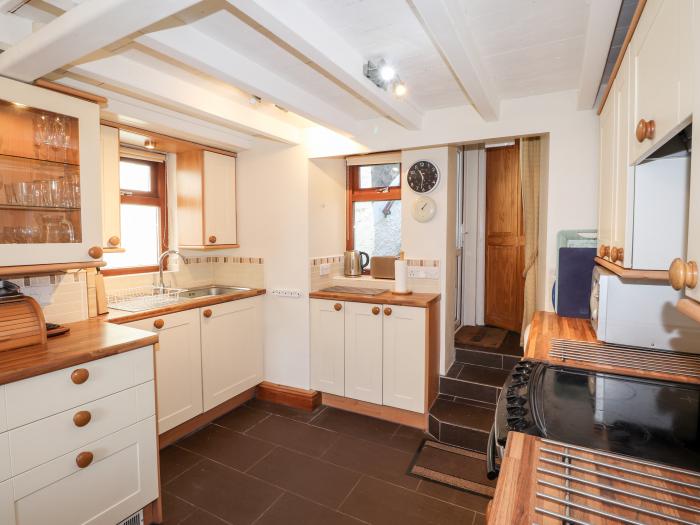 Gartavon, Newport, Pembrokeshire. Pet-friendly. Woodburning stove. Lawned garden. Close to amenities