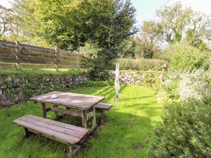 Gartavon, Newport, Pembrokeshire. Pet-friendly. Woodburning stove. Lawned garden. Close to amenities