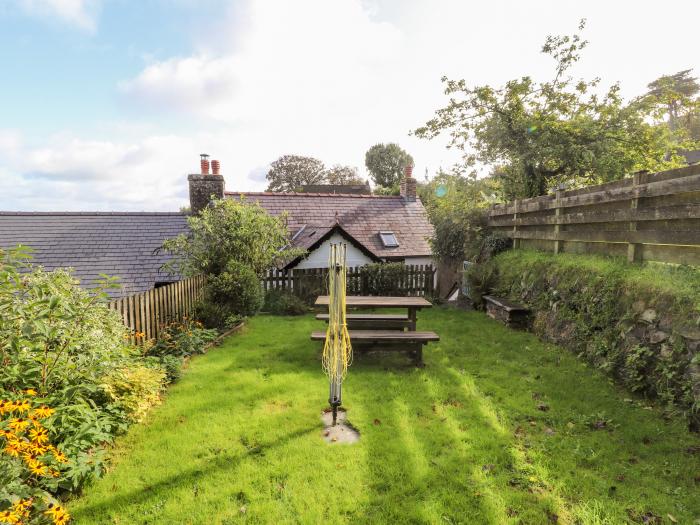 Gartavon, Newport, Pembrokeshire. Pet-friendly. Woodburning stove. Lawned garden. Close to amenities