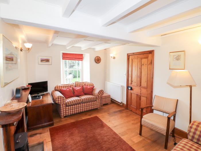 Gartavon, Newport, Pembrokeshire. Pet-friendly. Woodburning stove. Lawned garden. Close to amenities