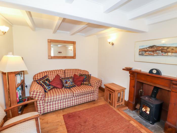 Gartavon, Newport, Pembrokeshire. Pet-friendly. Woodburning stove. Lawned garden. Close to amenities